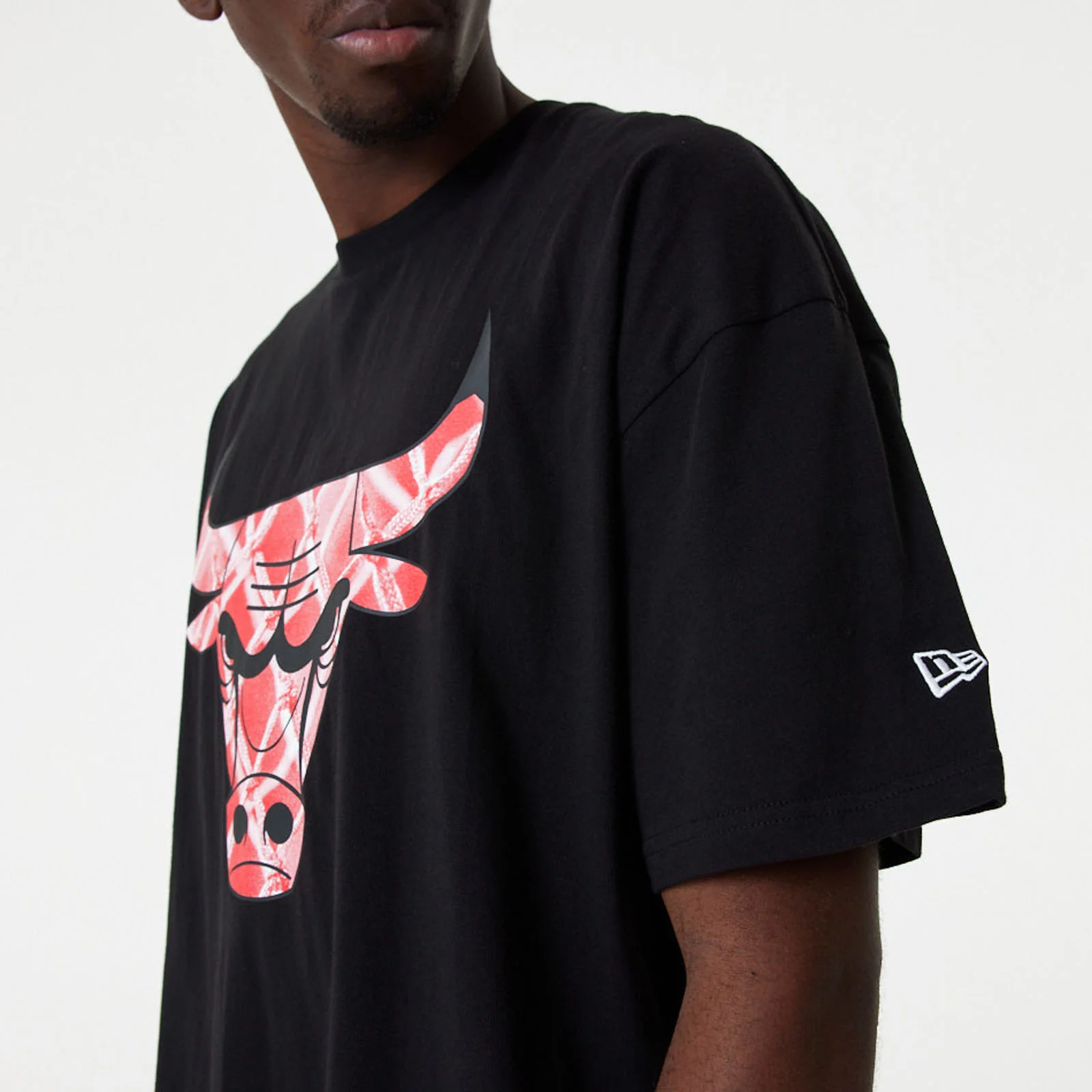 New Era Chicago Bulls NBA Infill Logo Oversized T-Shirt - Black - Image 5
