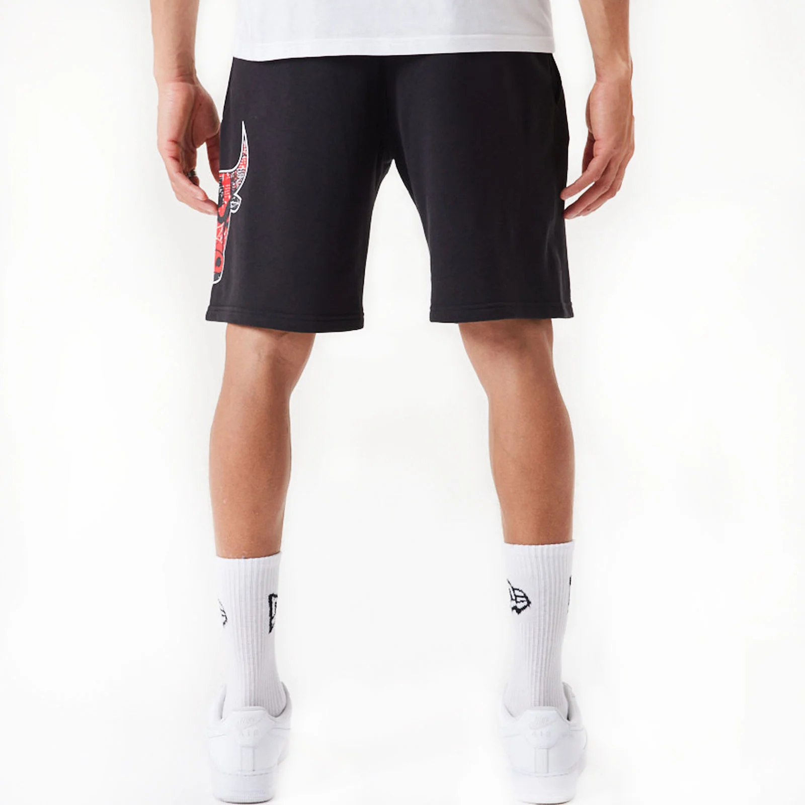 New Era Chicago Bulls Team Logo Oversized Sweatshorts - Black - Image 2