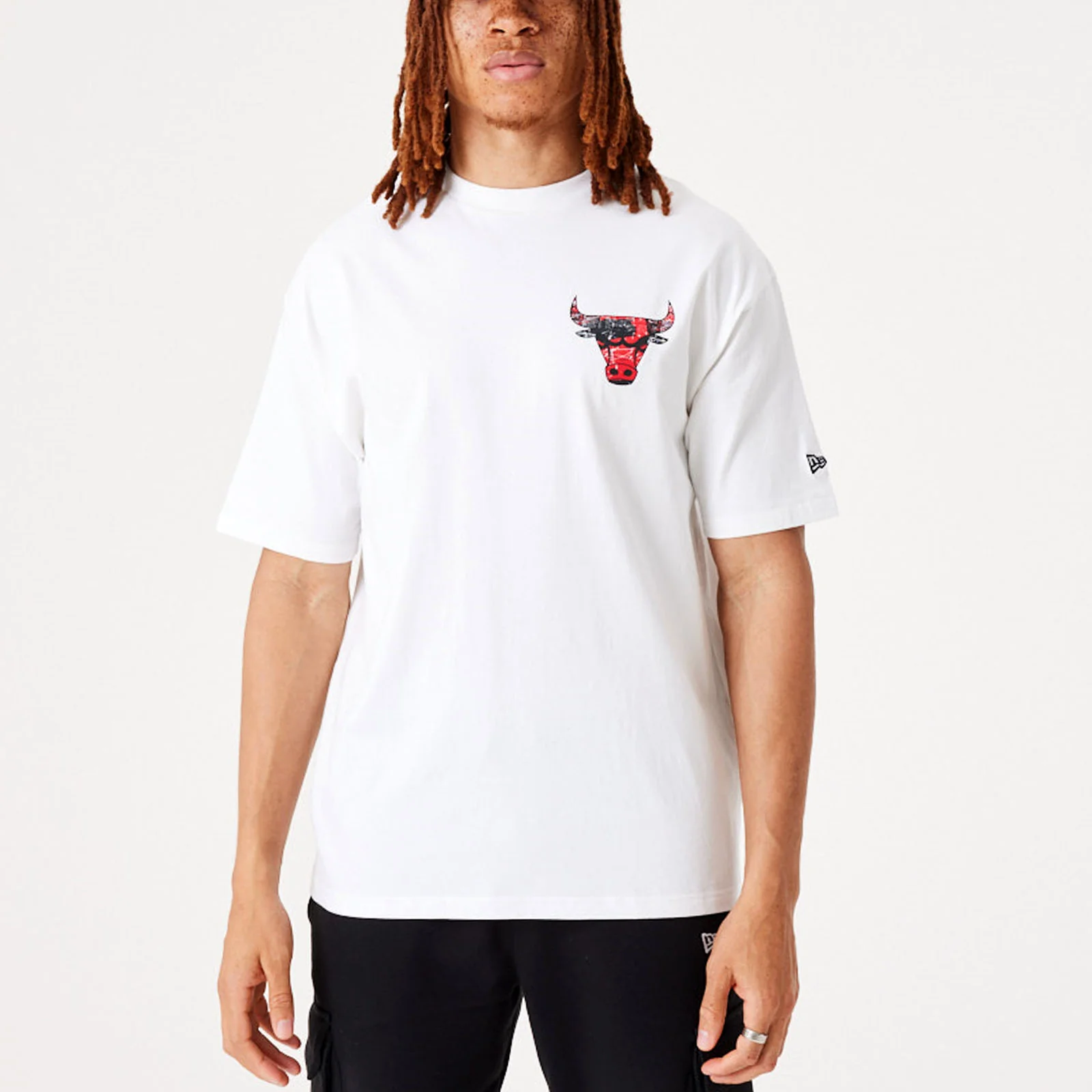 New Era Mens Chicago Bulls Infill Team Logo Oversized T-Shirt - White - Image 2