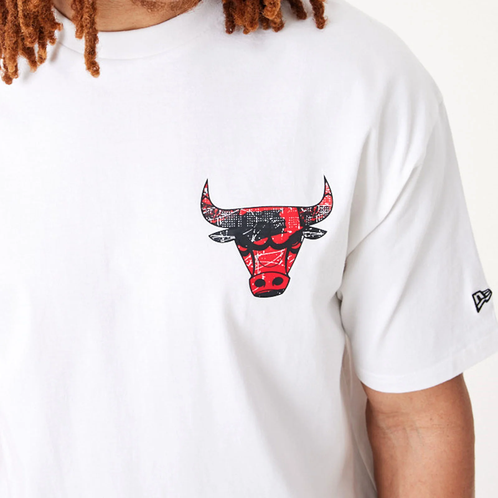 New Era Mens Chicago Bulls Infill Team Logo Oversized T-Shirt - White - Image 4