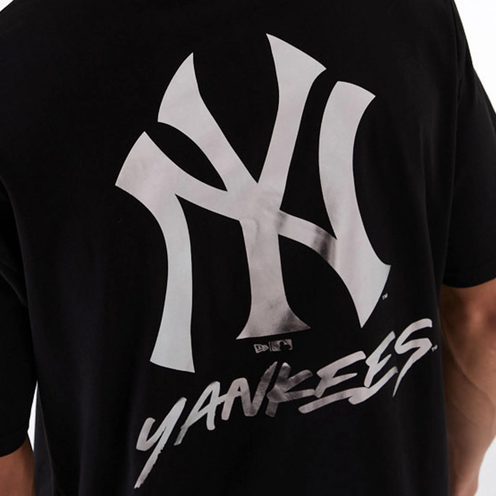 New Era Mens New York Yankees MLB Oversized Team Logo T-Shirt - Black - Image 3
