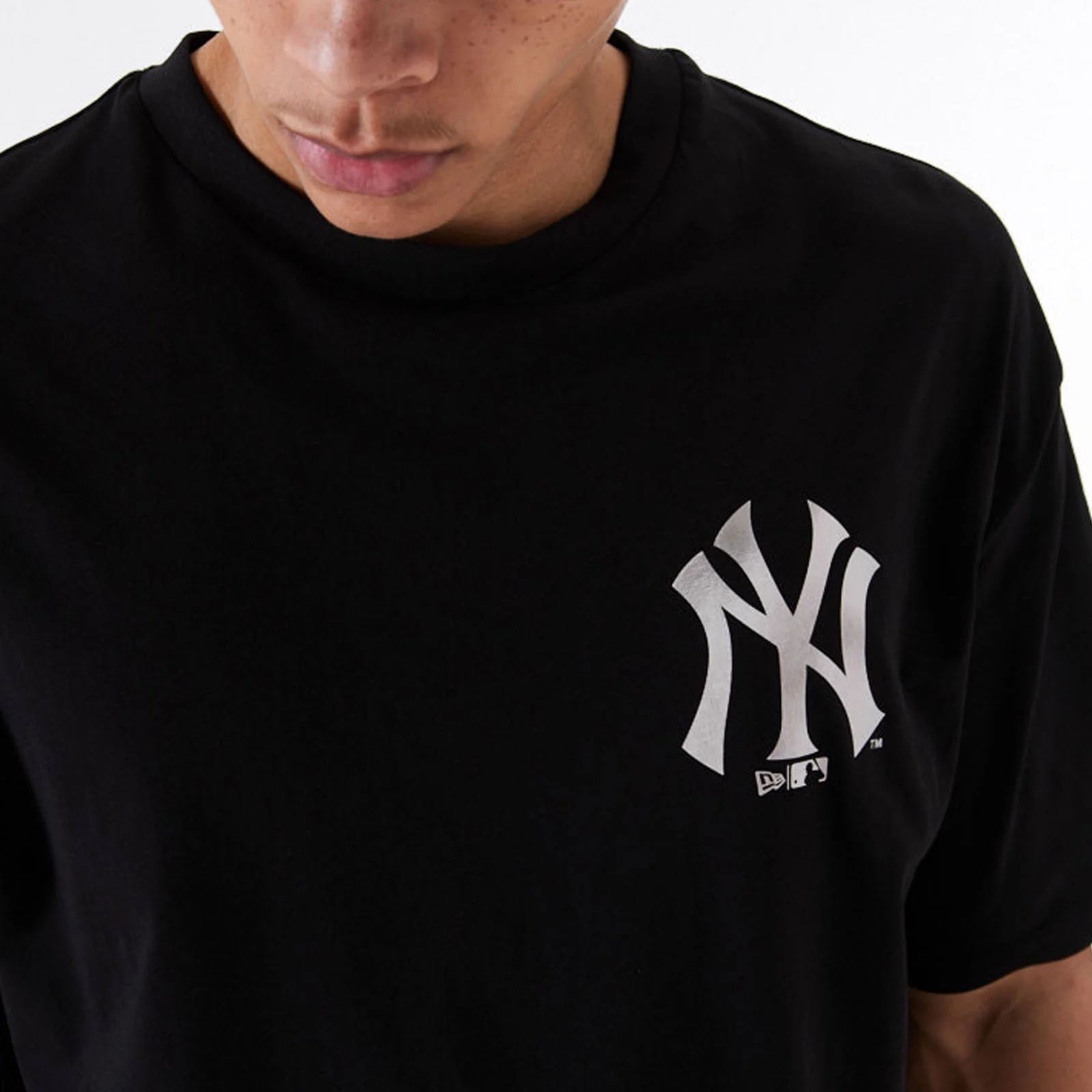 New Era Mens New York Yankees MLB Oversized Team Logo T-Shirt - Black - Image 4