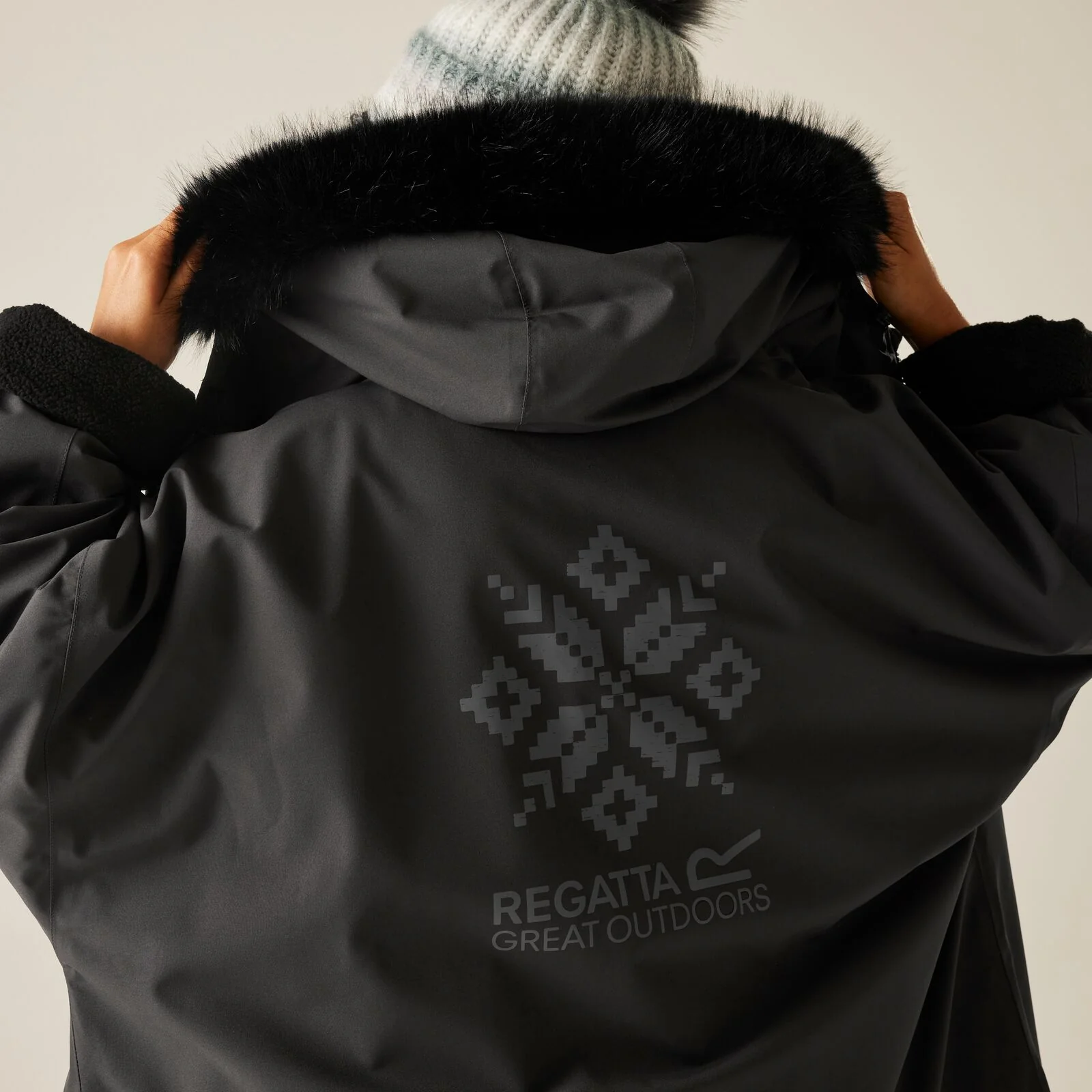 Regatta Adults Outdoor Waterproof Changing Robe Pro - Image 12