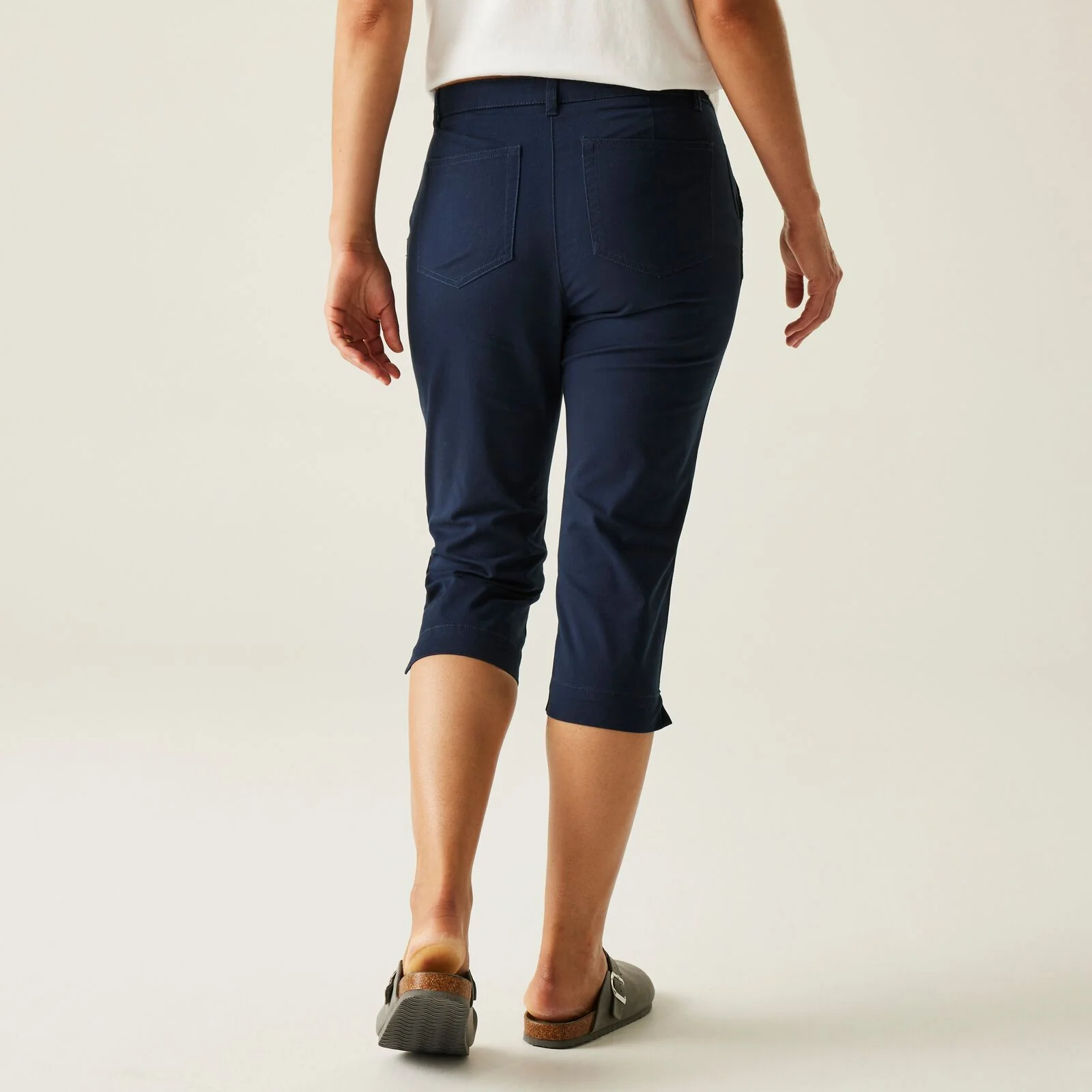 Regatta Womens Bayletta Capri Chinos - Image 8